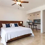 Kuyaan Coral Suites By Holiday In Playa